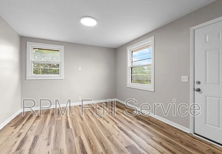 895 W Sharpe Ave #B — Photo 6