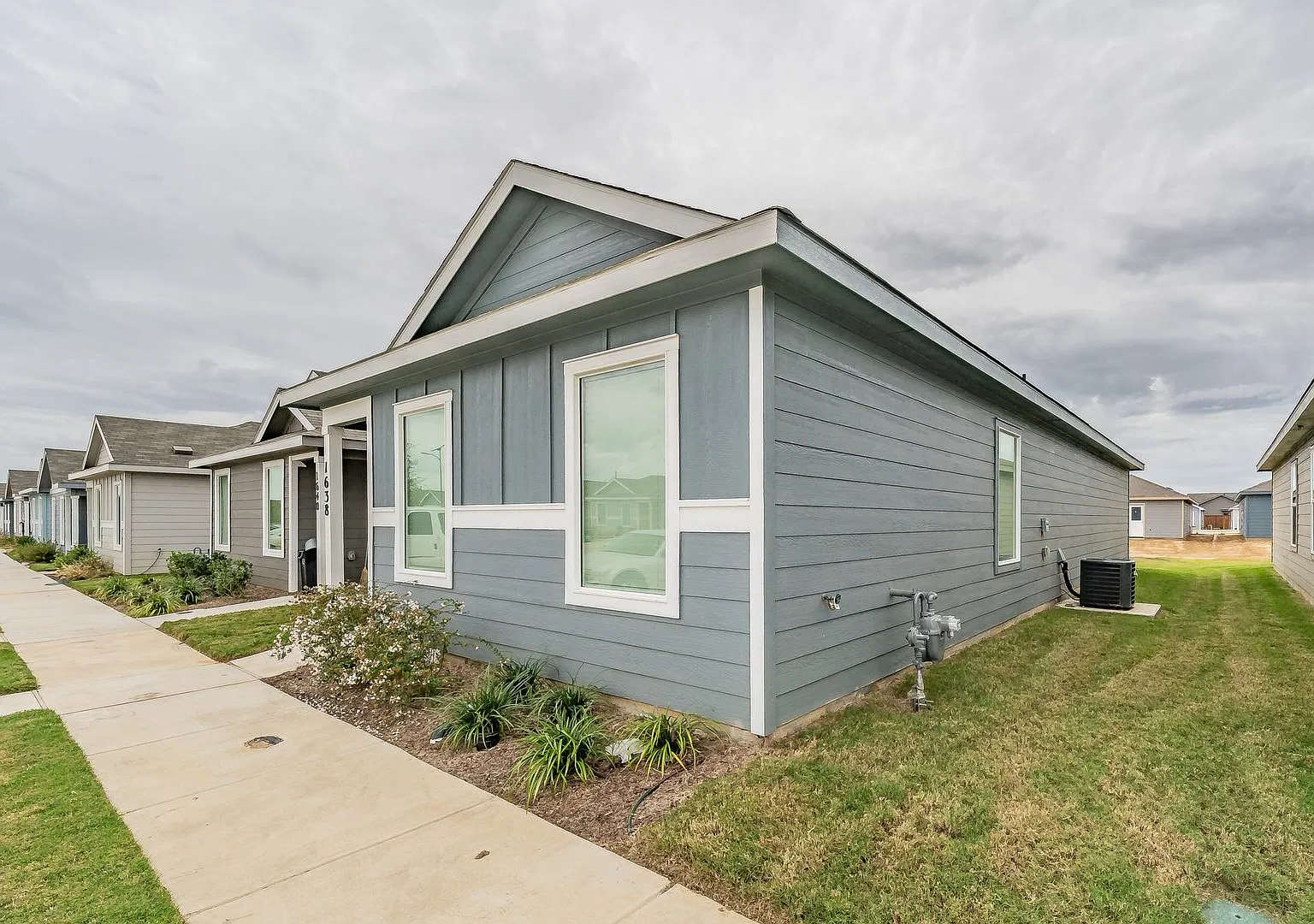 Brand new 3 bedroom 2 bath home in Eagles Crossing — Photo 1