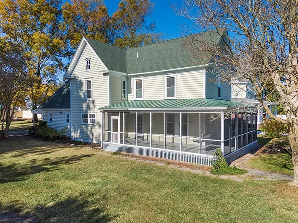 4 Brooklyn Ave, Wachapreague, VA 23480