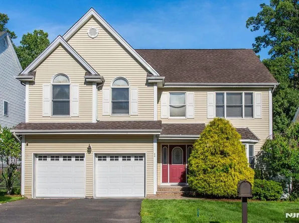 7 Wayne Ct, Waldwick, NJ 07463