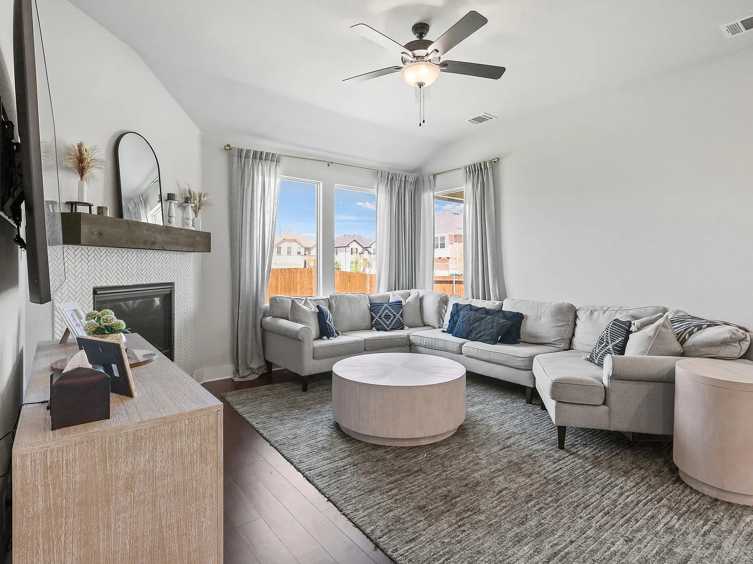 4 bed, 2.5 bath, 3161 sqft, $3,000 — Photo 4