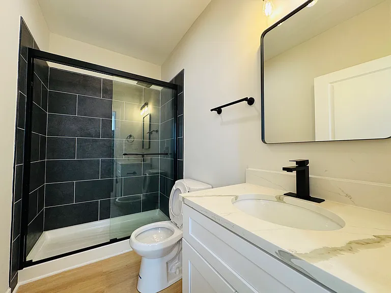833 W 35th Pl #1R — Photo 9