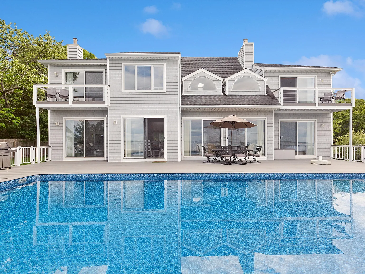 Waterfront Southampton On Peconic Bay with Pool — Photo 3