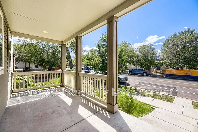4 bed, 2.5 bath, 2500 sqft, $3,400 — Photo 4
