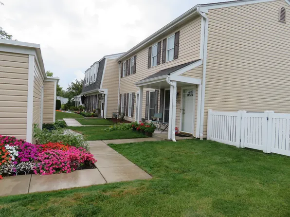 310 Rodenburg Rd, Roselle, IL 60172