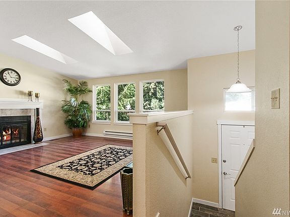4th image of 391 NW Oakmont Way