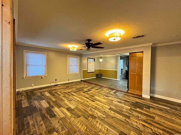 4th image of 402 S Border St