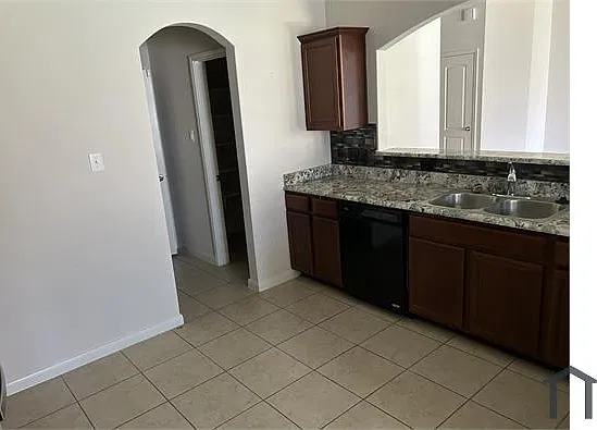 4 bed, 2452 sqft, $3,000 — Photo 3