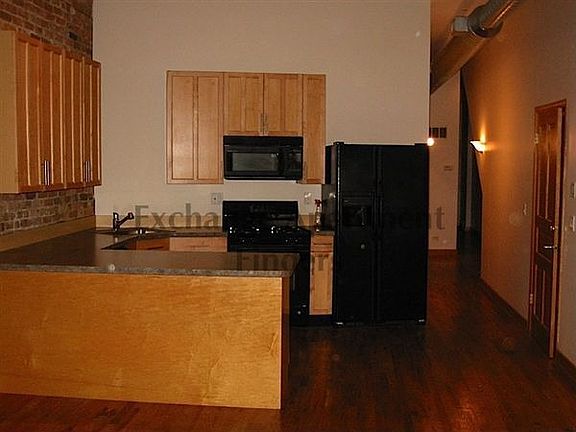 2nd image of 200 W Chicago Ave