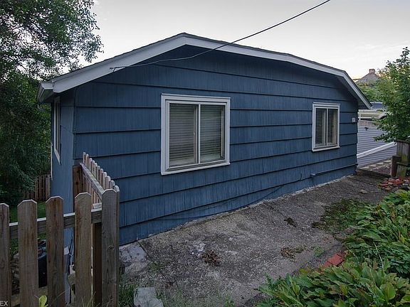 3rd image of 297 Riverdale Dr