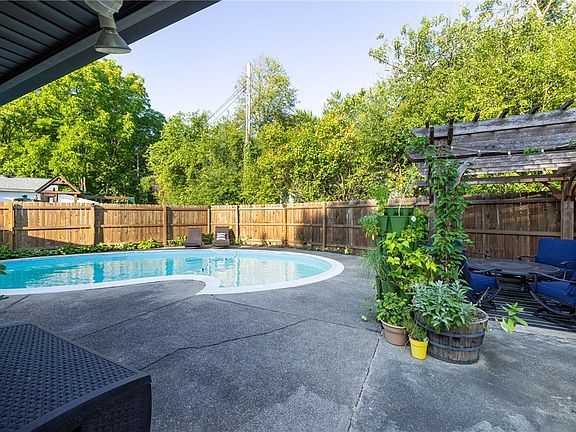 4th image of 15 Victoria Dr