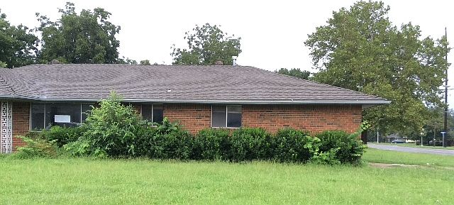 1st image of 613 Country Club Cir