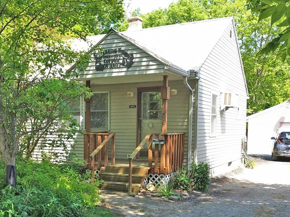 1st image of 136 Sunset Dr