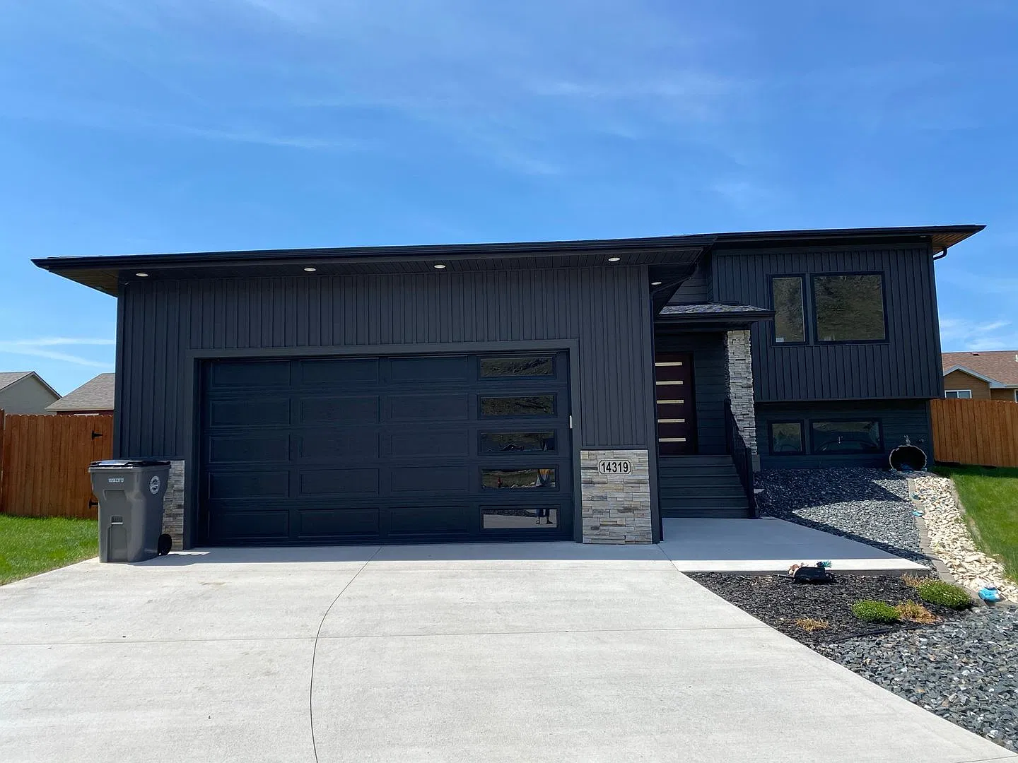 4 Bed | 3 Bath | Split Foyer | Double Garage | Pet Negotiable | Summerset — Photo 2