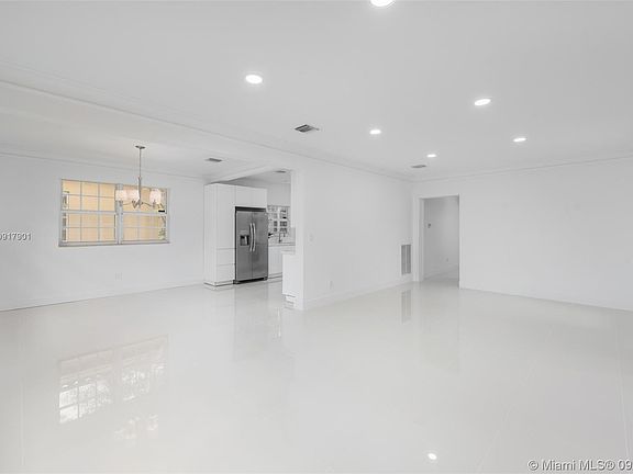 3rd image of 415 Aledo Ave