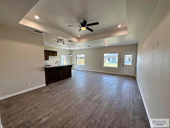3rd image of 305 Dyanez St