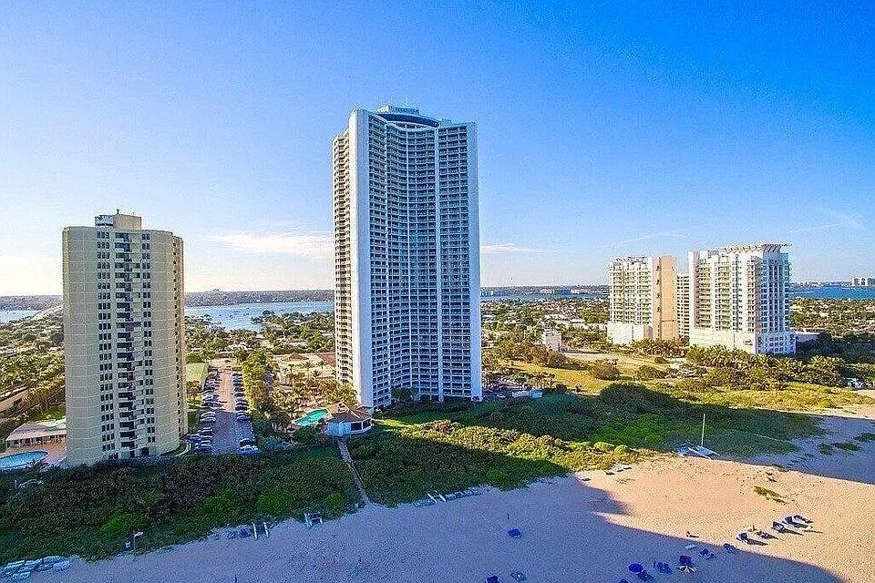 3000 N Ocean Dr #33B