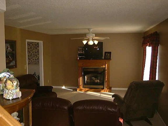 4th image of 1032 Tulip Way
