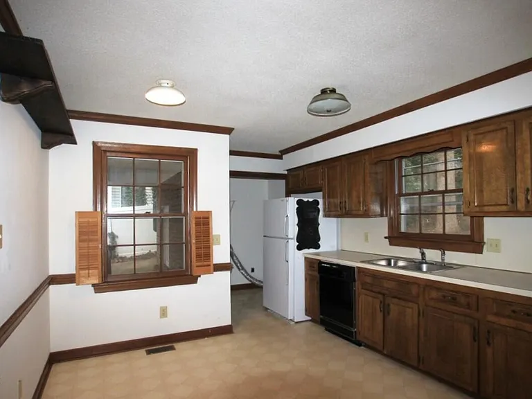 1406 Bloomingdale Dr — Photo 6