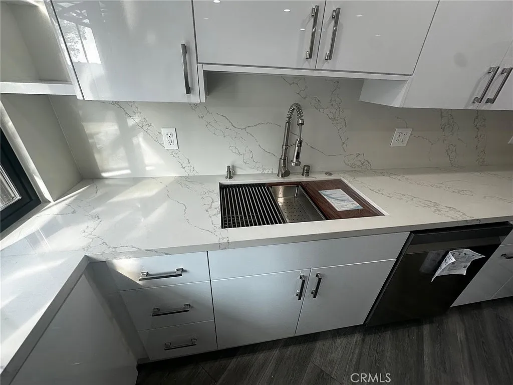 412 N Kenwood St — Photo 2