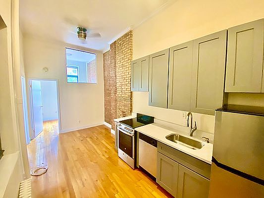 2nd image of 18 Saint Marks Pl APT 10