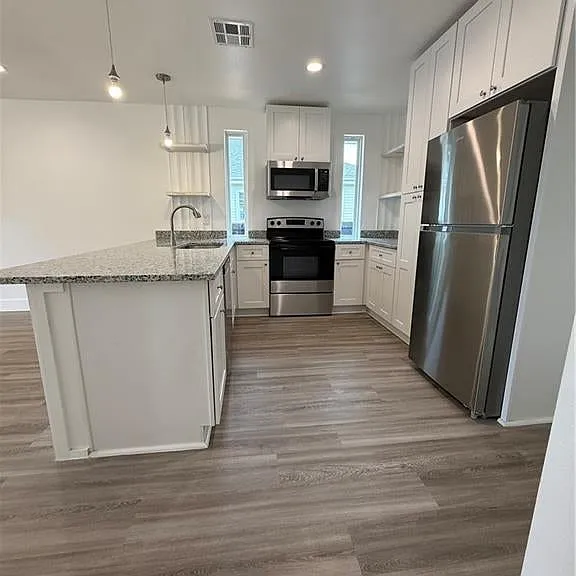717 N Woodlawn Ave — Photo 3