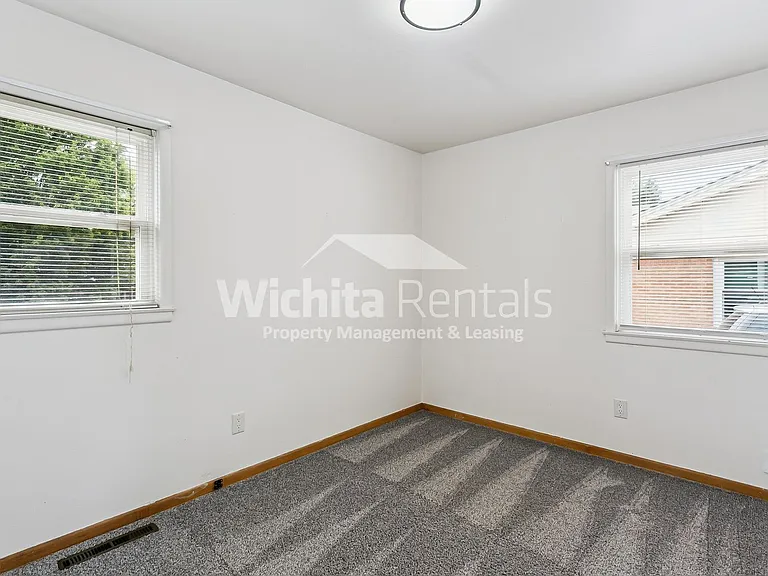 525 S Derby Ave — Photo 7