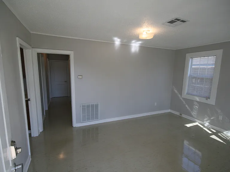 2705 Rose Dr — Photo 4