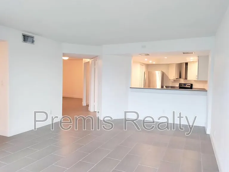 14820 Rue De Bayonne #1 — Photo 19