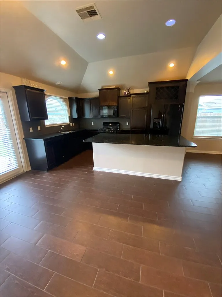 4 bed, 2.0 bath, 1514 sqft, $2,200 — Photo 3