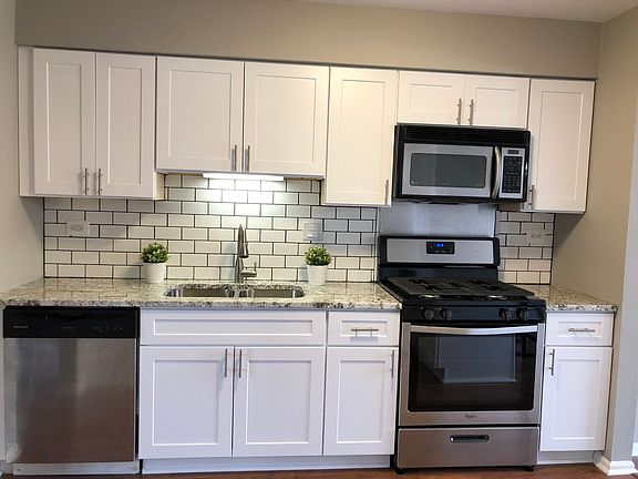 2nd image of 1425 Lake Edge Ct
