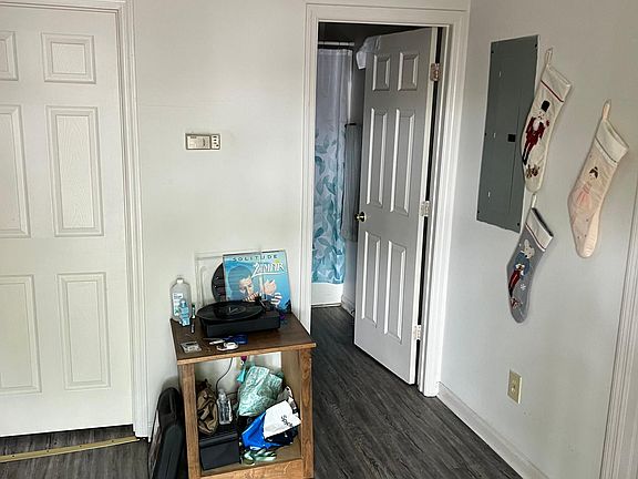 4th image of 389 Oldham Ave #B