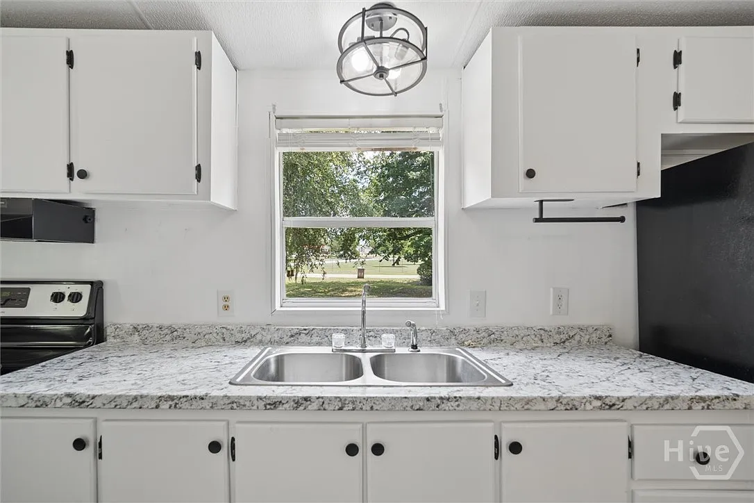 3 bed, 2.0 bath, 1152 sqft, $1,800 — Photo 3