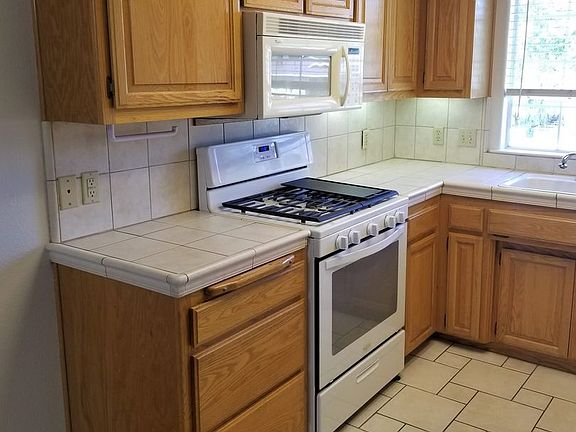 4th image of 913 El Capitan Way