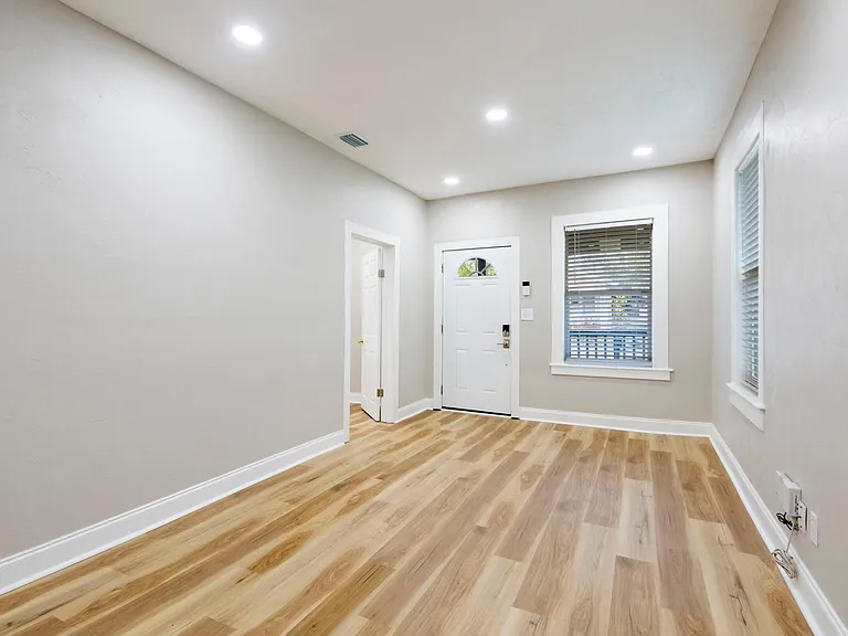 2701 E Columbus Dr — Photo 5