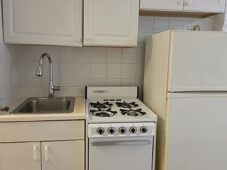 312 E 6th St #E3 — Photo 2