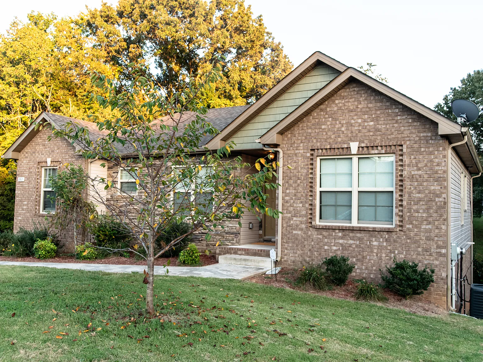 4 bed, 2580 sqft, $2,850 — Photo 2