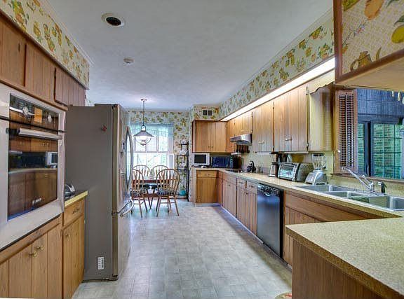 3rd image of 942 Greenbriar Dr