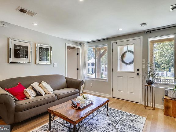2nd image of 2015 S Oakland St