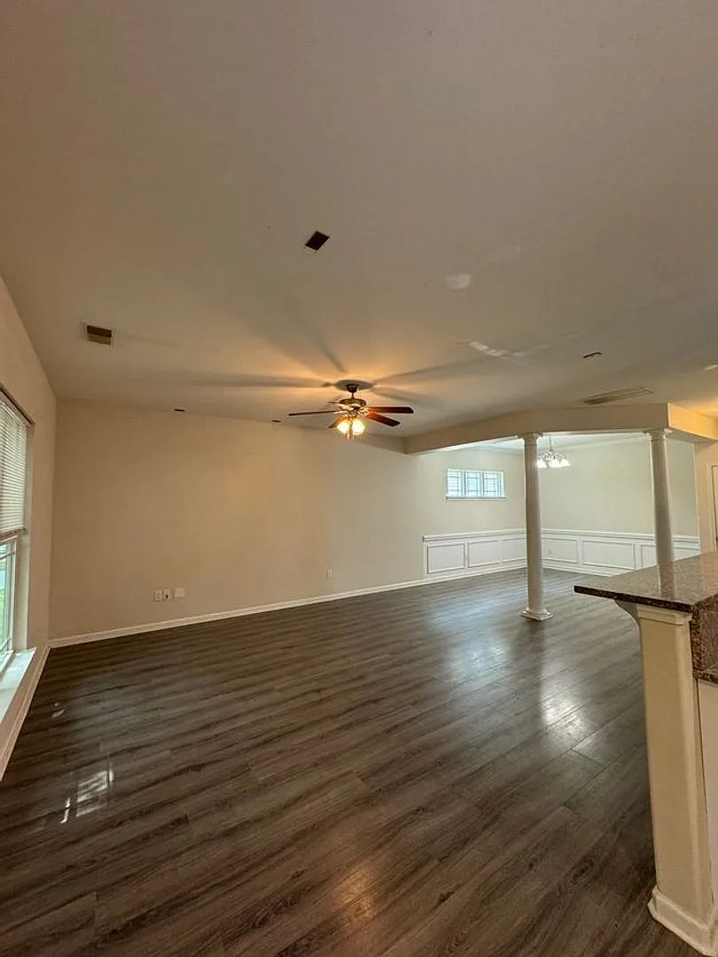 Home in Mainstreet!! — Photo 4