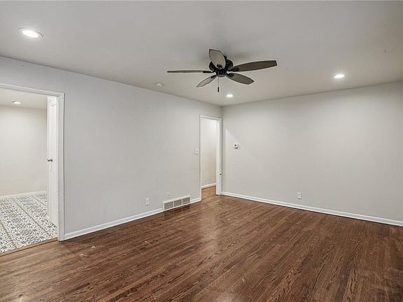 5th image of 317 E 78th Ter