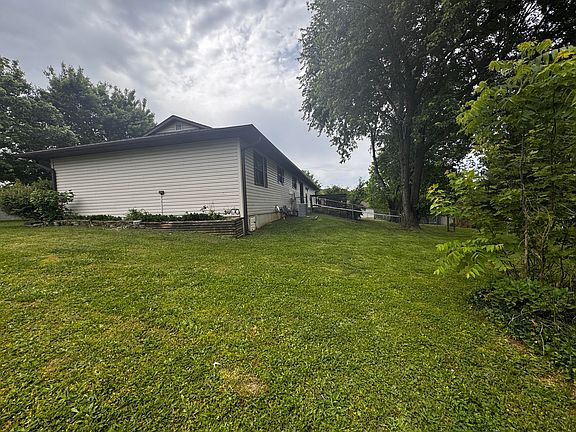 5th image of 1017 N Summit Avenue