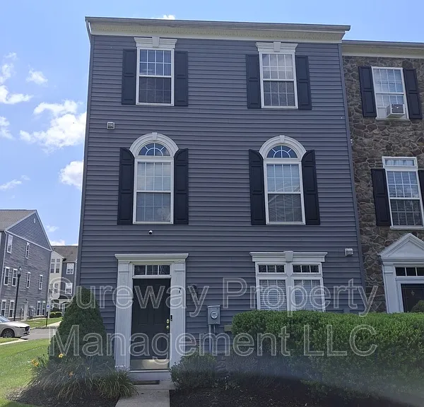 7 Swan Ct — Photo 1