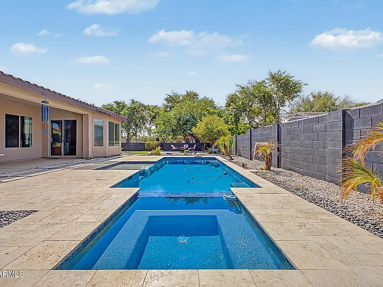 1902 E Desert Ln — Photo 4