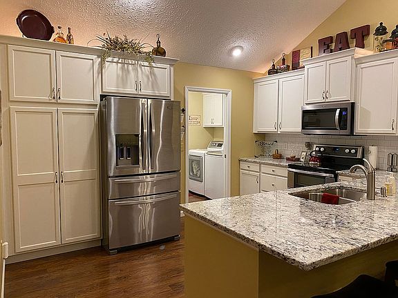 3rd image of 6391 Pinehurst Pointe