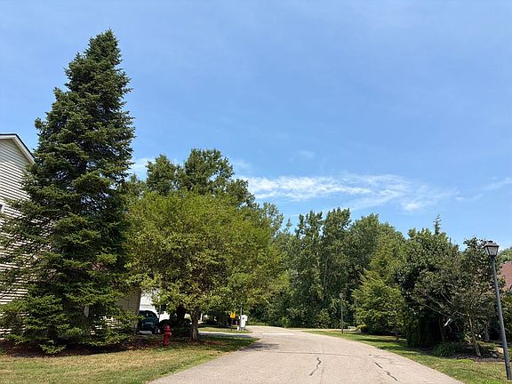 5th image of 1605 Pheasant Ct Unit 4B