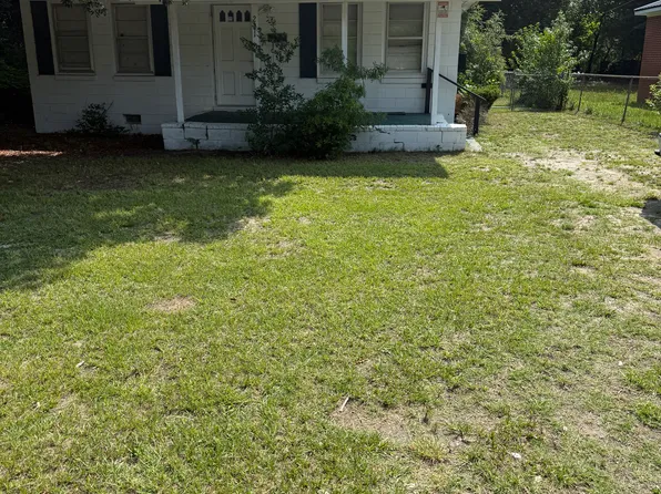 211 S 5th St, Spring Lake, NC 28390
