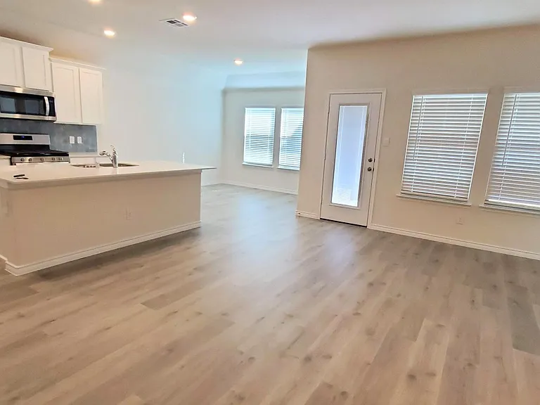 2107 Camellia St — Photo 4