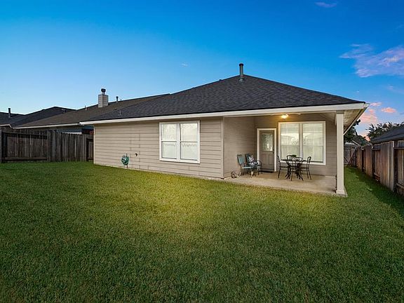 A perfectly manageable backyard with corner covered patio, ideal for fall barbeques in the backyard.