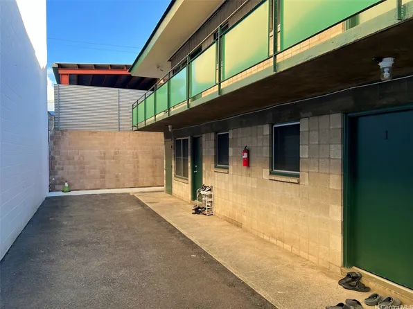 1722 Democrat St, Honolulu, HI 96819